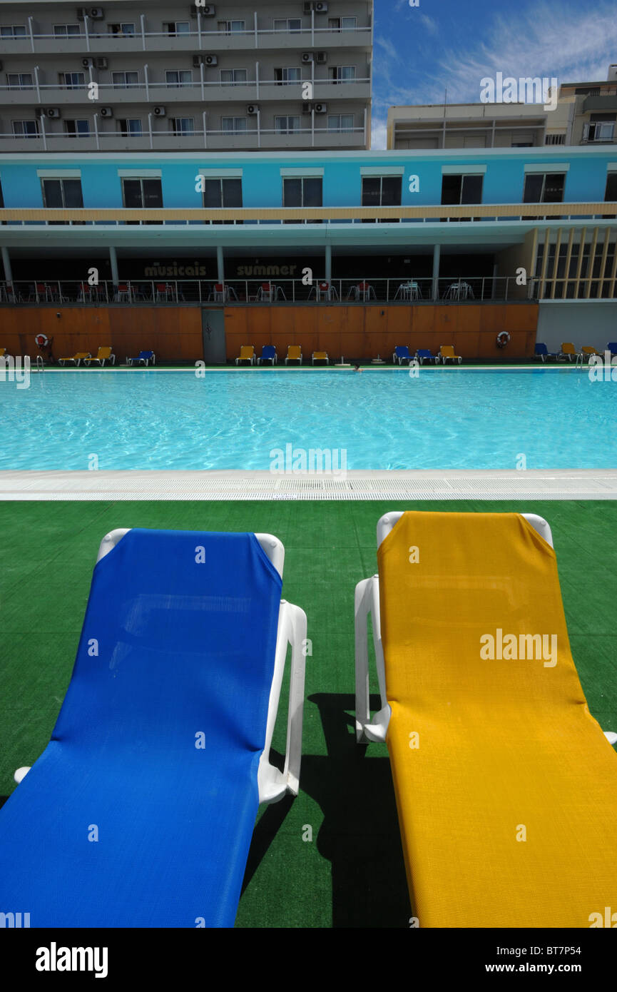 Due sedie a sdraio da un vuoto di piscina all'aperto Foto Stock