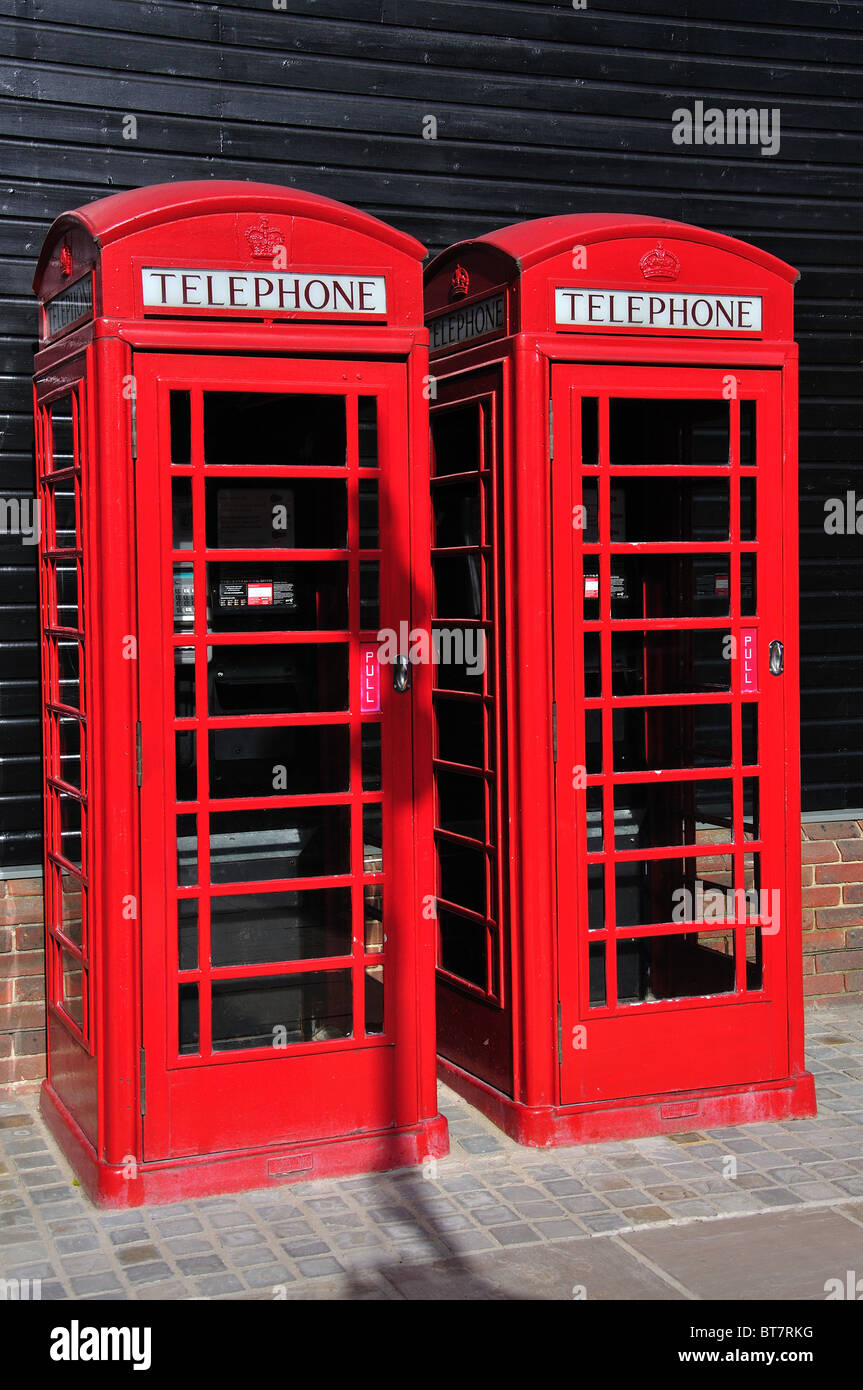 Telefono rosso chioschi, il Villaggio di Bicester Shopping Centre, Bicester, Oxfordshire, England, Regno Unito Foto Stock