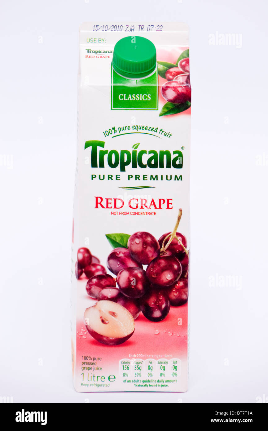Un vicino la foto di una scatola di cartone di Tropicana rosso succo di uva bere contro uno sfondo bianco Foto Stock