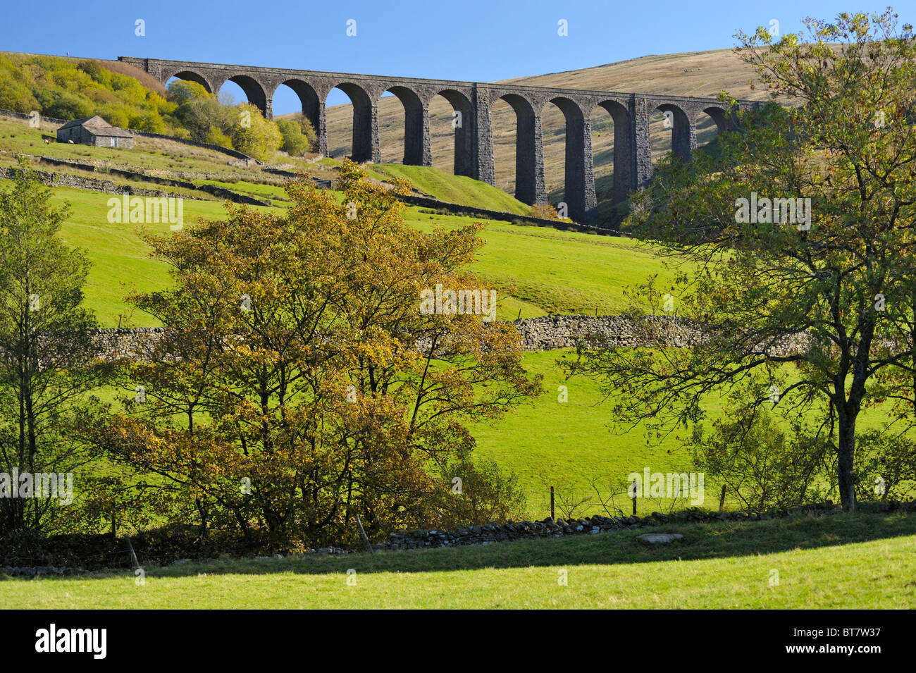 Arten Gill viadotto ferroviario Settle-Carlisle. Dentdale, Yorkshire Dales National Park, Cumbria, England, Regno Unito, Europa. Foto Stock