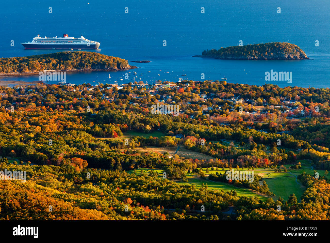 Un autunno alba sul Bar Harbor e Queen Mary 2 - Visto da Cadillac Mountain nel Parco Nazionale di Acadia, Maine, Stati Uniti d'America Foto Stock