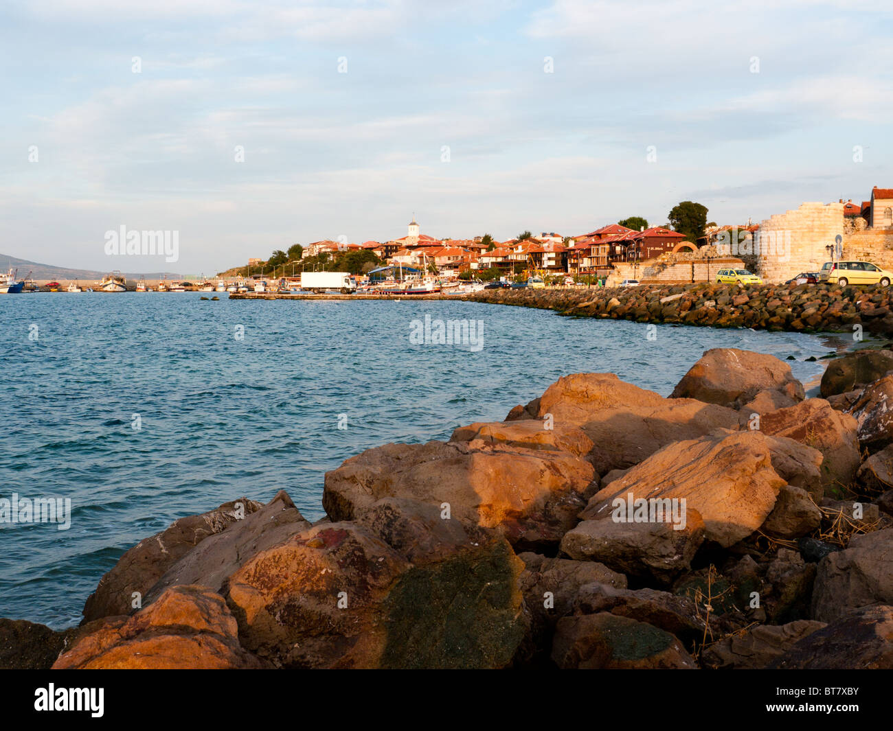 Vista sulla città di Nessebar Bay per la Città Vecchia dalla causeway confinante con la terraferma Foto Stock