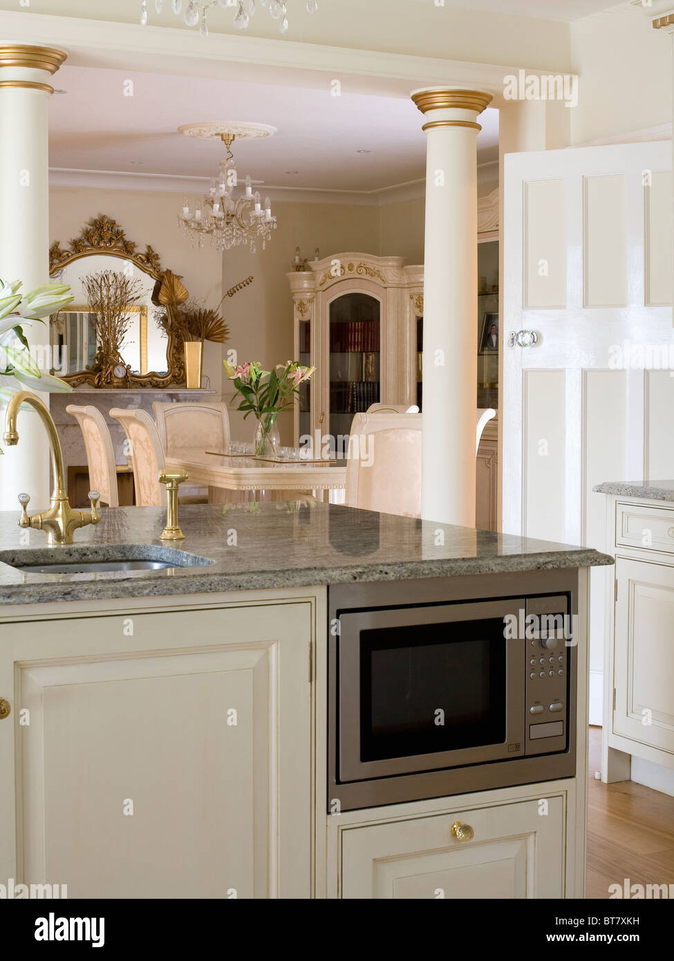 Il forno a microonde e lavandino in isola montati in unità di estensione di  cucina classica con pilastri di tetto Foto stock - Alamy
