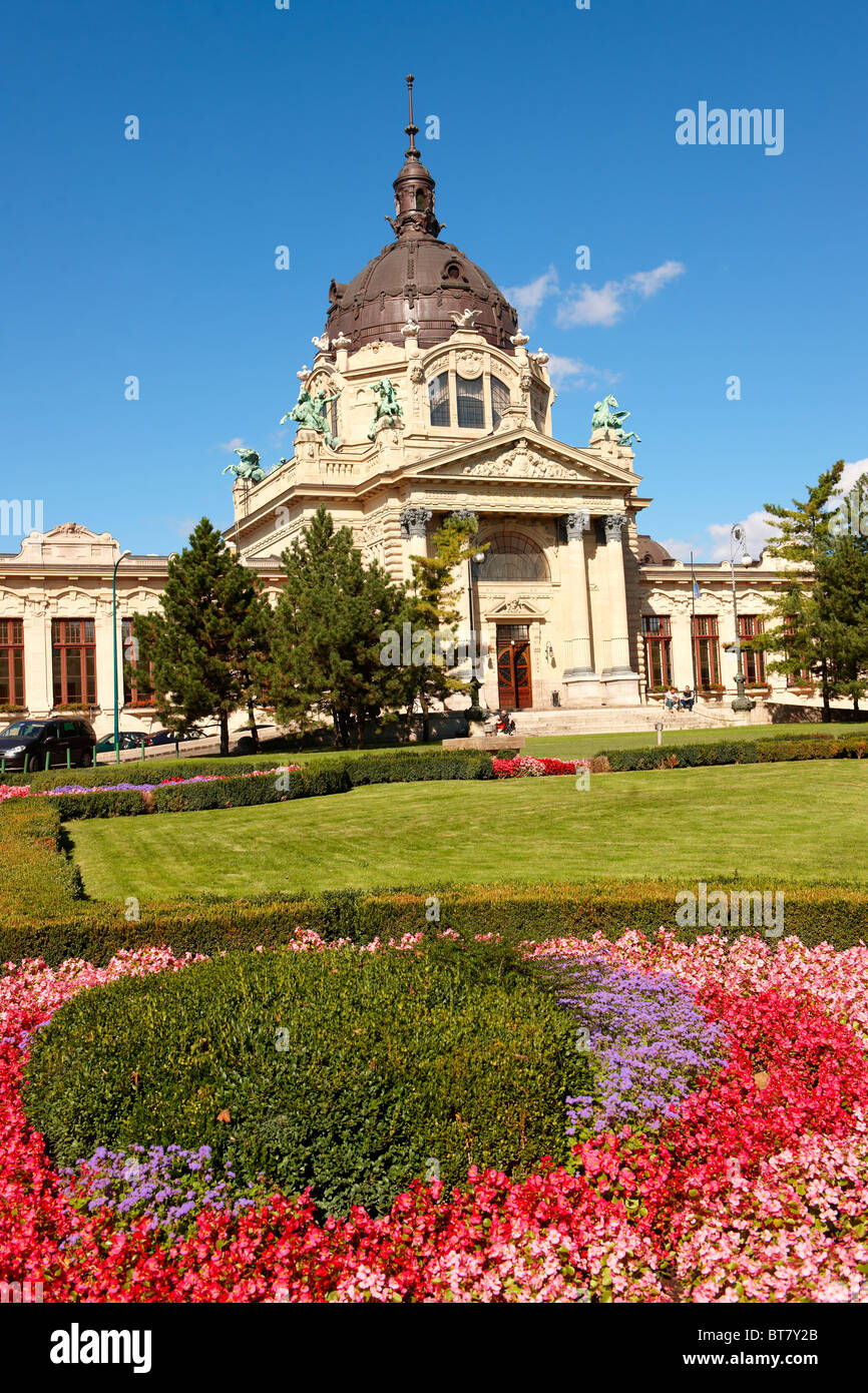 Il medicinale più grandi bagni termali in Europa. Il neo-barocco Szechenyi bagni, City Park, budapest, Ungheria Foto Stock