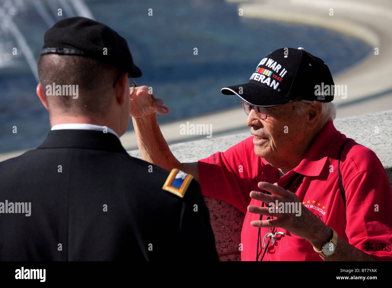 Veterano di parlare di active duty, Militare Nazionale Memoriale della Seconda guerra mondiale sul National Mall di Washington DC Foto Stock