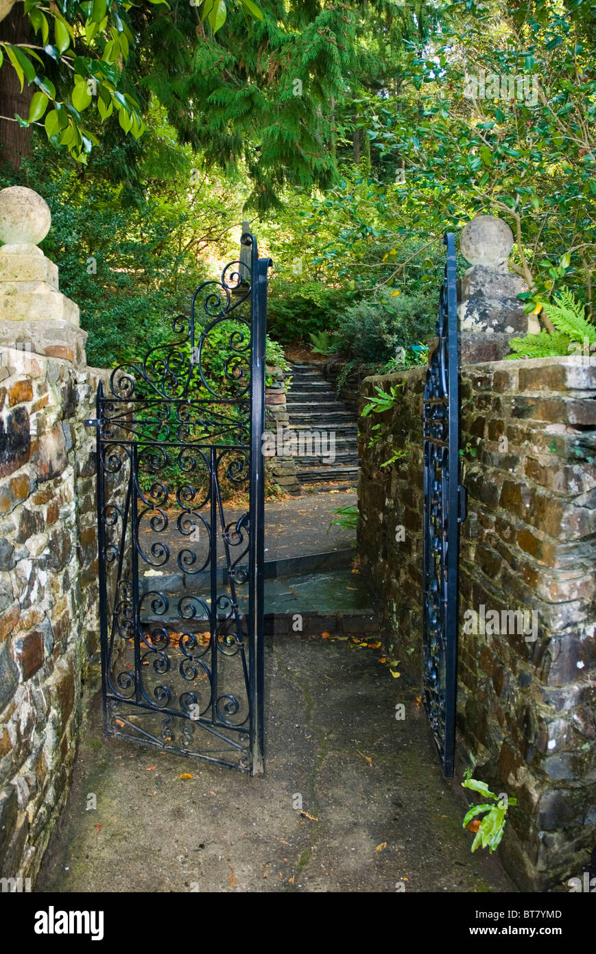 Ferro battuto gateway in un giardino. Foto Stock