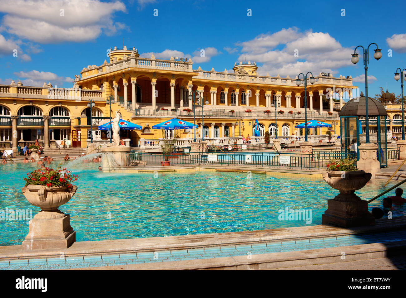 Il medicinale più grandi bagni termali in Europa. Il neo-barocco Szechenyi bagni, City Park, budapest, Ungheria Foto Stock