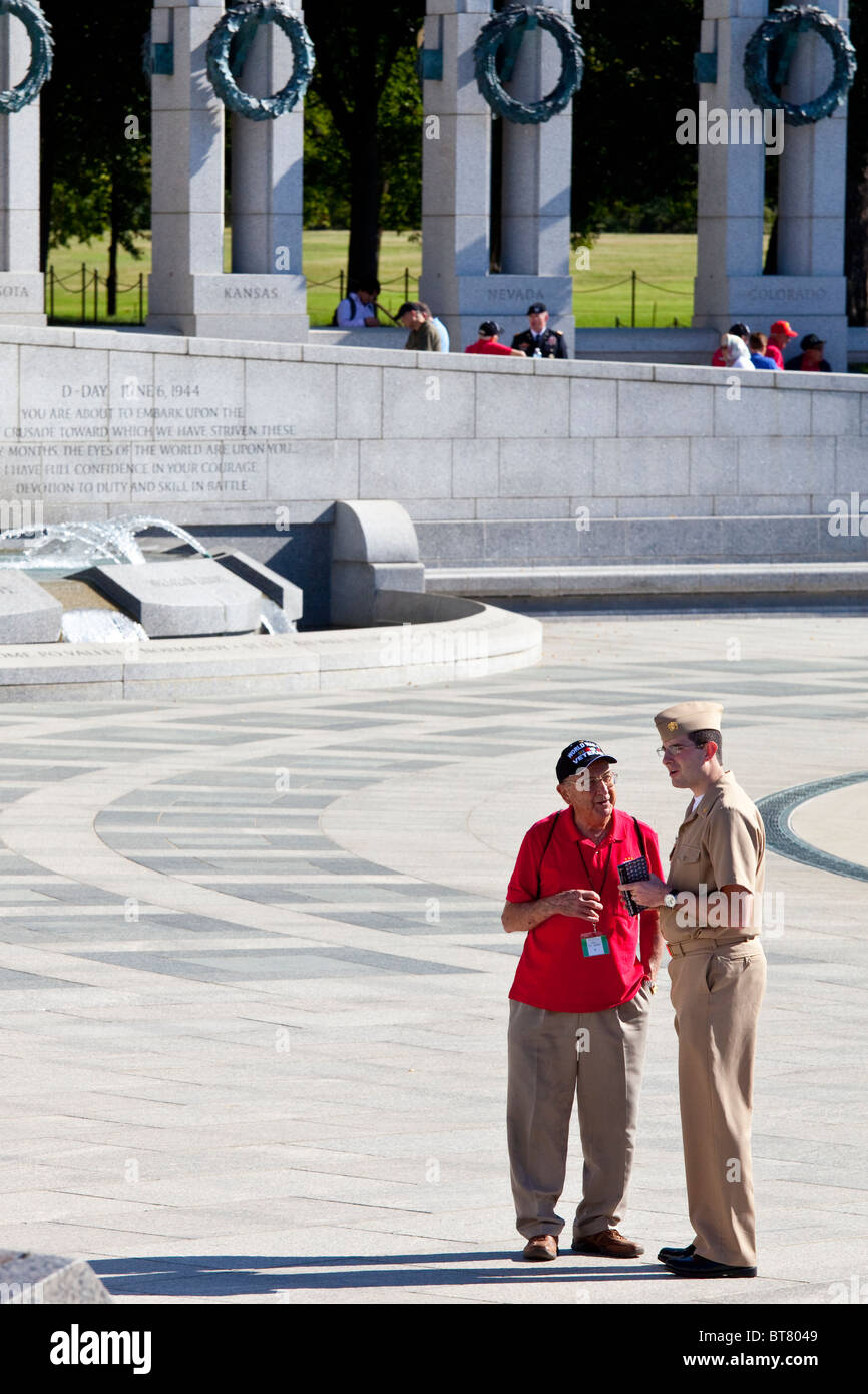 Veterano di parlare di active duty, Militare Nazionale Memoriale della Seconda guerra mondiale sul National Mall di Washington DC Foto Stock