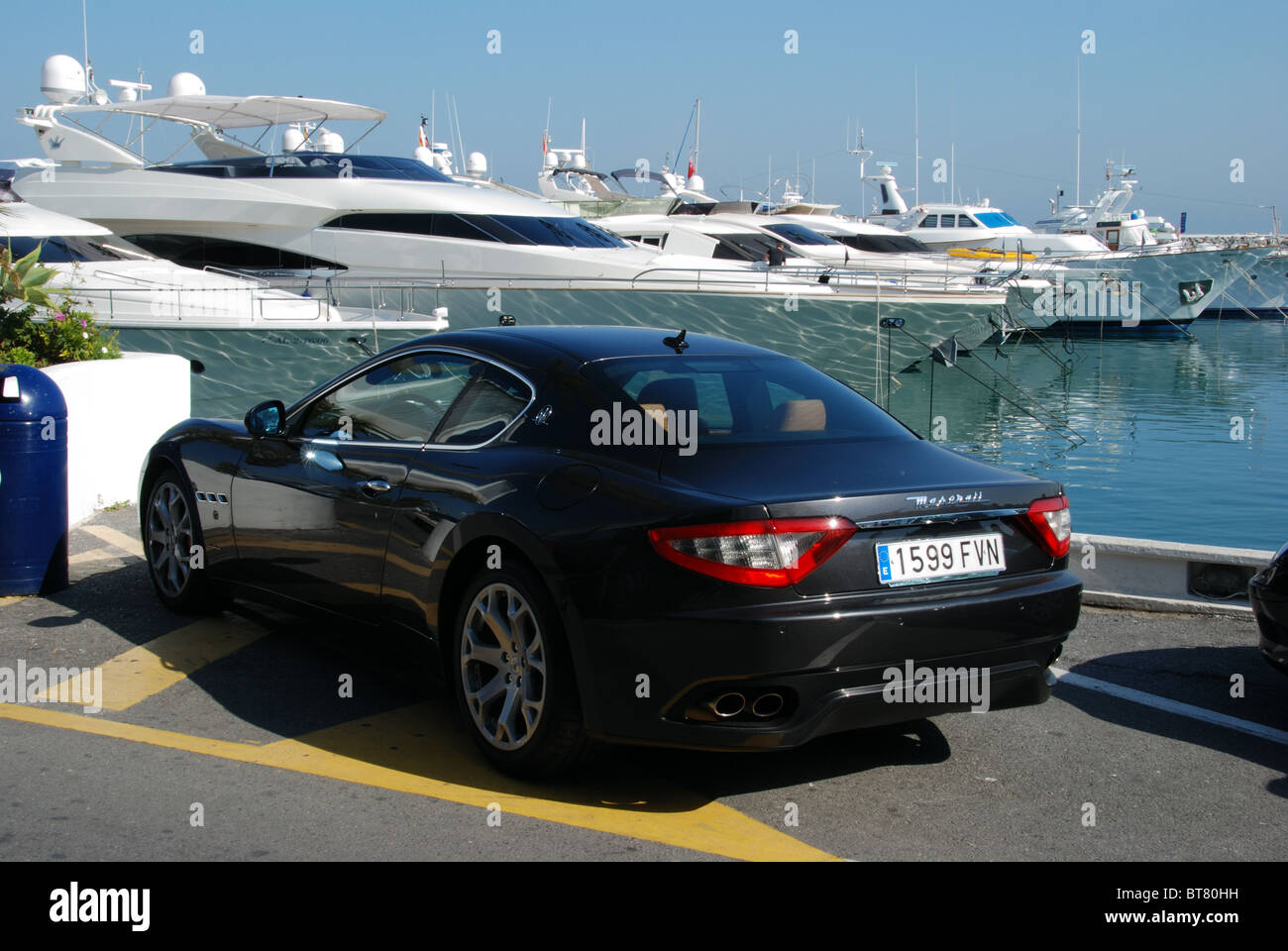 Maserati nella zona della Marina, Puerto Banus a Marbella, Costa del Sol, provincia di Malaga, Andalusia, Spagna, Europa occidentale. Foto Stock