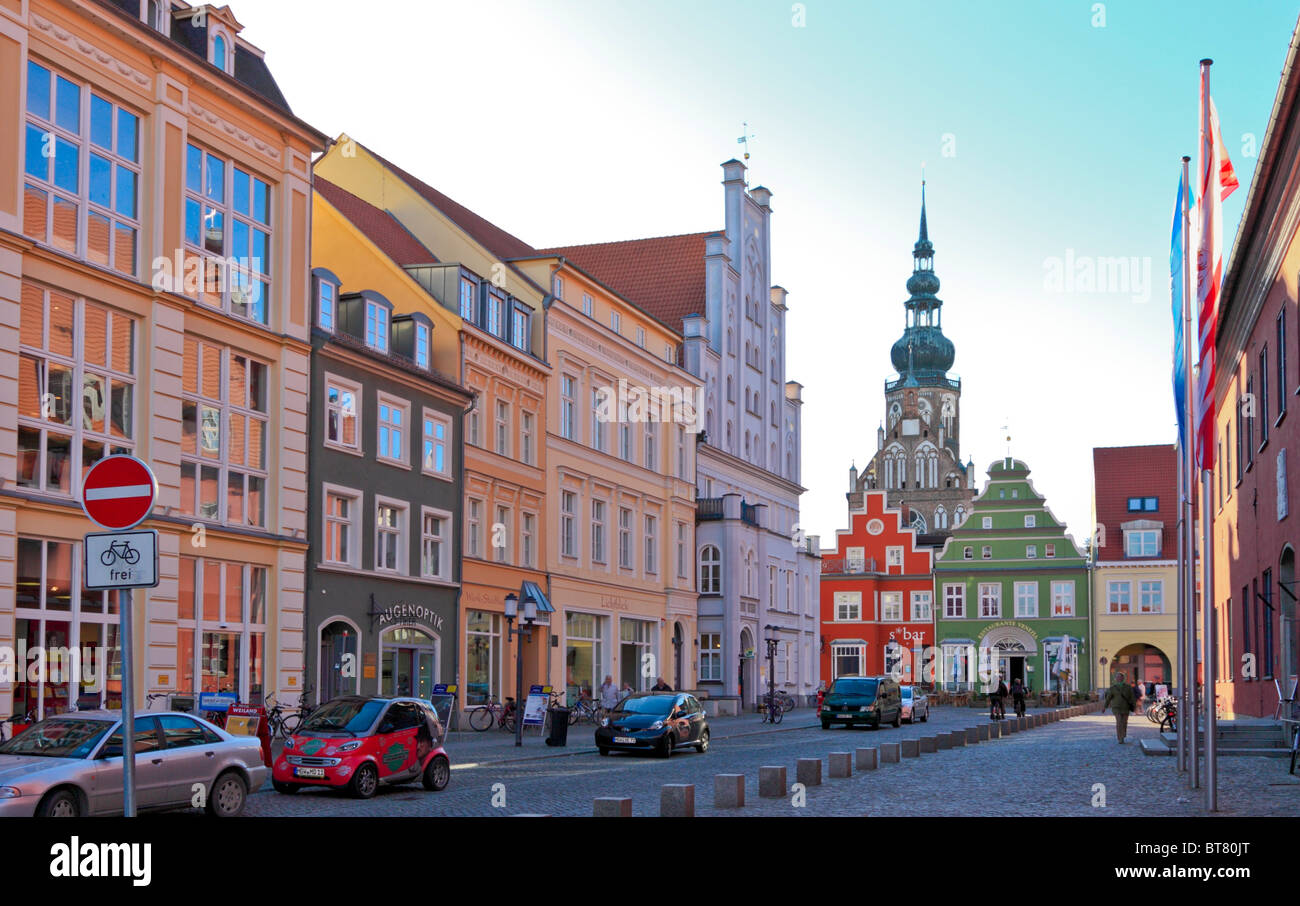 Storiche case mercantili e la Cattedrale di Greifswald, Germania Baltic Coast Foto Stock