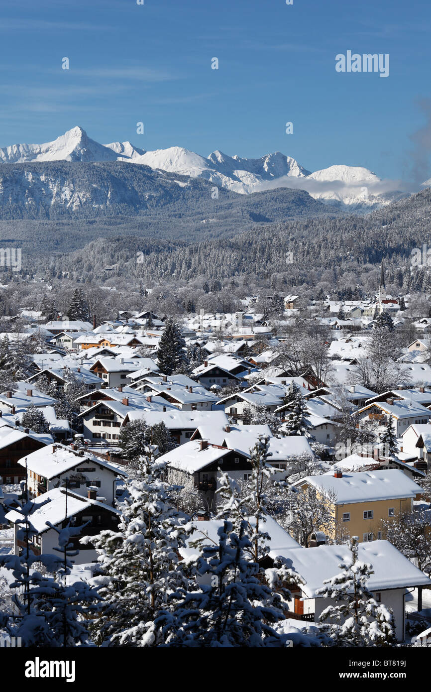 Vista sopra Garmisch-Partenkirchen verso Lechtal Alpi con Daniel Mountain, sinistra, Werdenfelser Land, Alta Baviera, Baviera Foto Stock