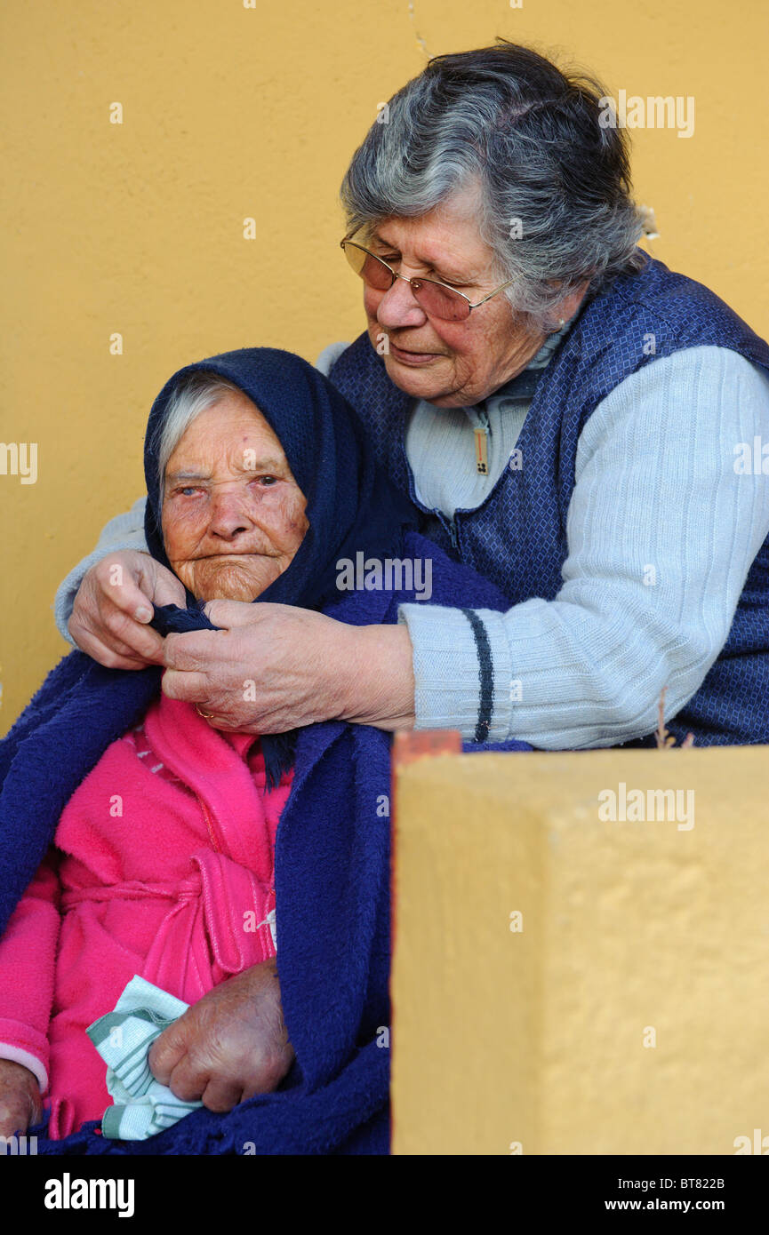86 anni la donna si prende cura dei suoi 115 anni vecchia madre Foto Stock