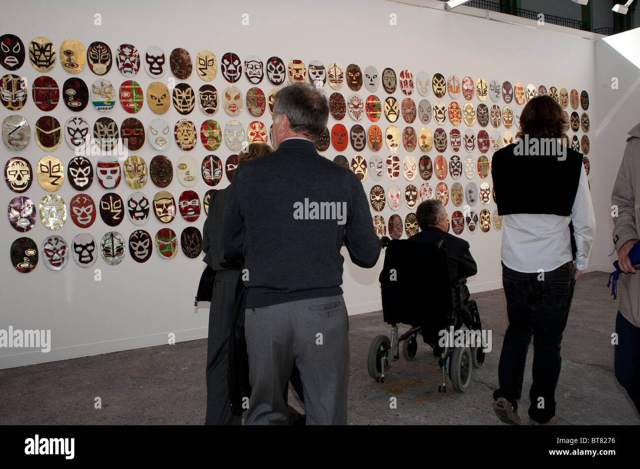 Parigi, Francia, persone in visita all'interno della FIAC Modern Arts show, 'A. Abdessemed', artista della 'David Zwirner Gallery' Foto Stock