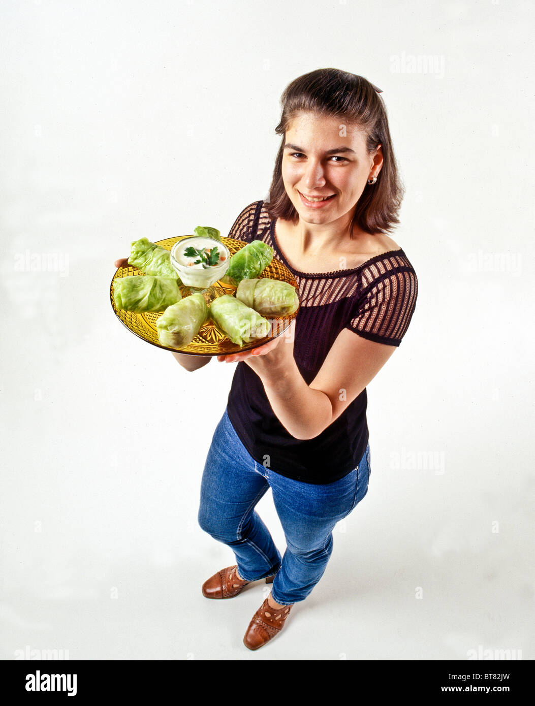 Esteri bulgaro studente di college presenta paese nativo piatto preferito per i suoi compagni di scuola americana Foto Stock