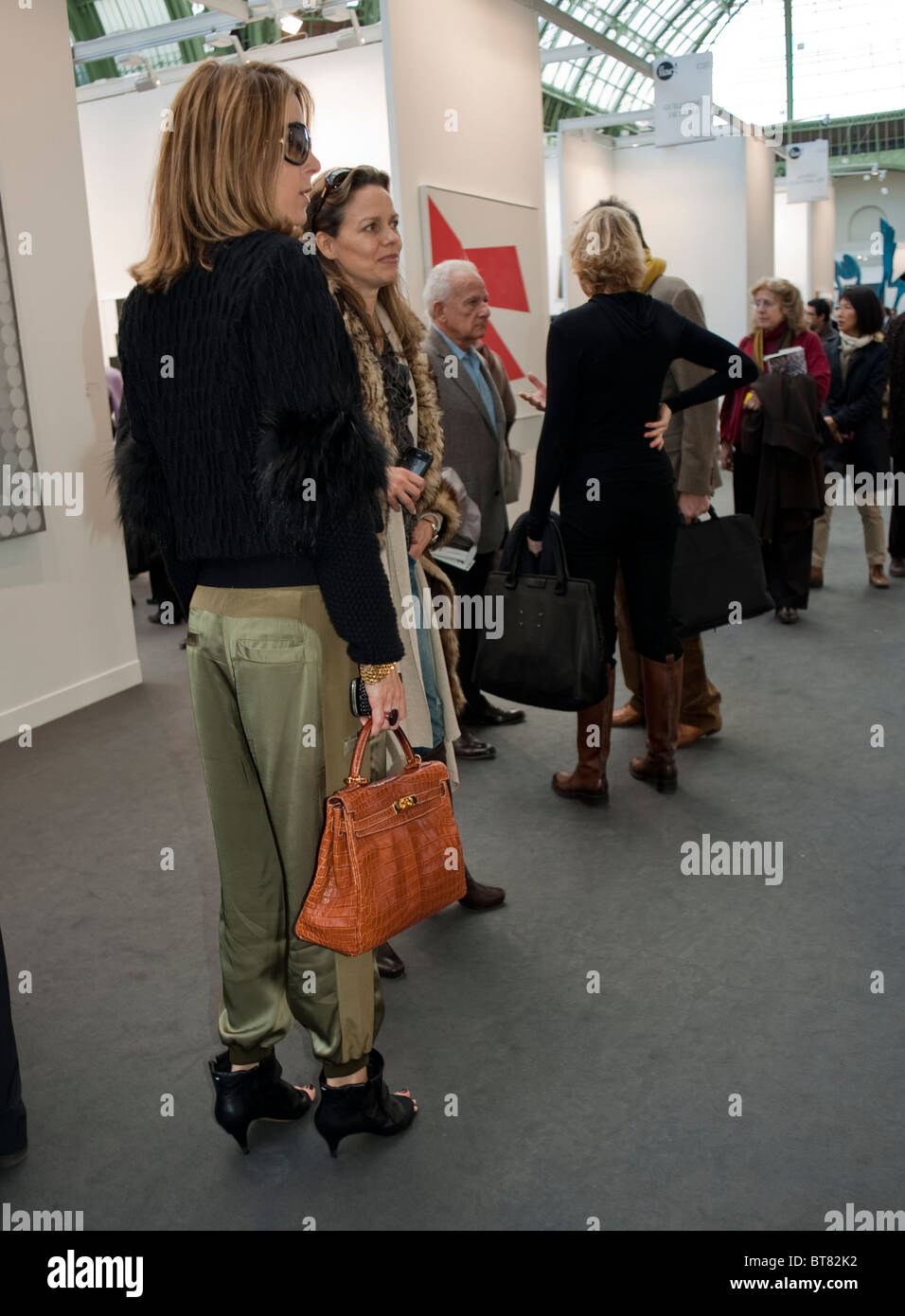 Parigi, Francia, moda donna visitando FIAC Arts mostra, Grand Palais Foto Stock