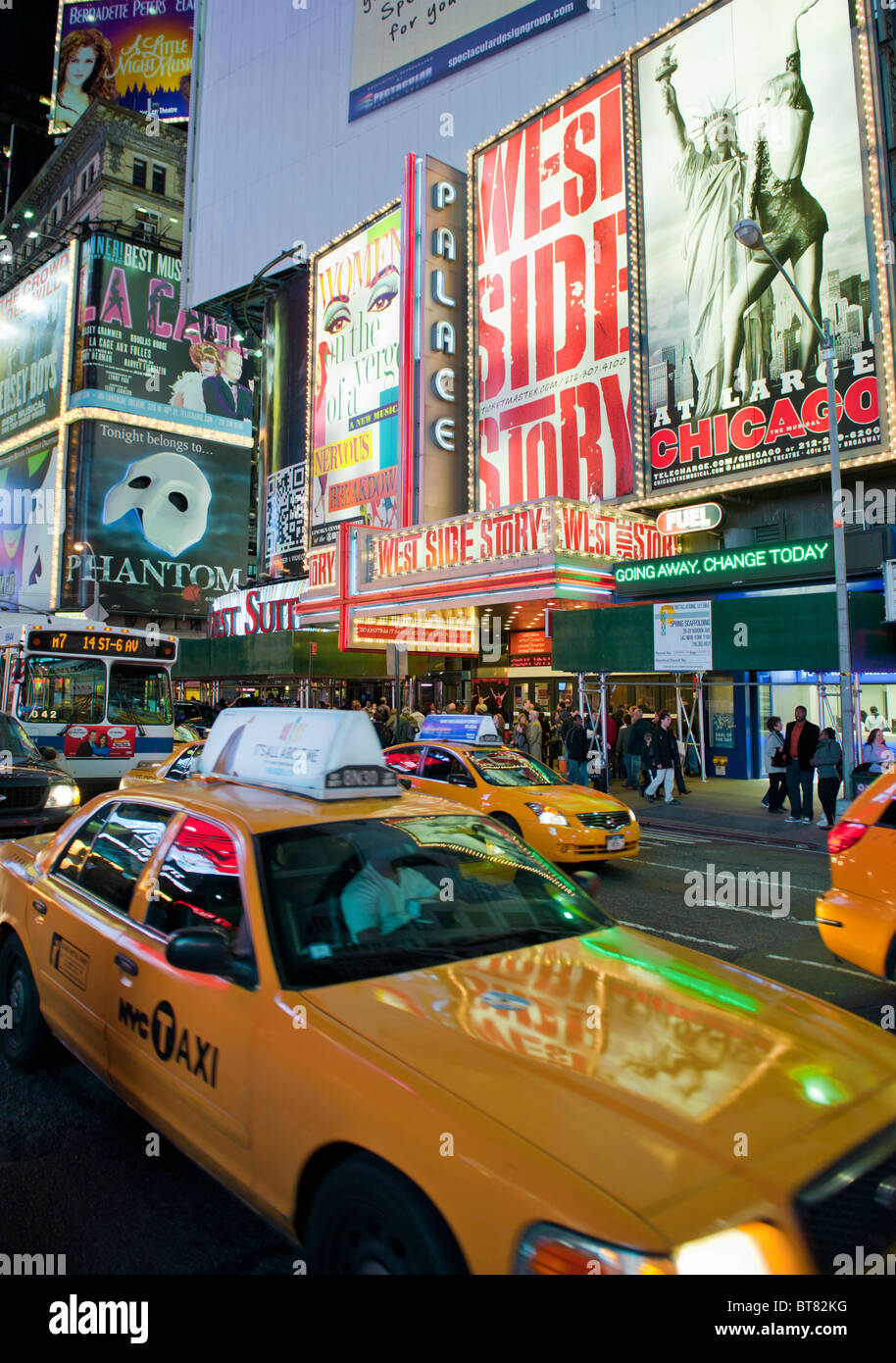 Vista notturna di Times Square a Broadway in Manhattan New York City USA Foto Stock