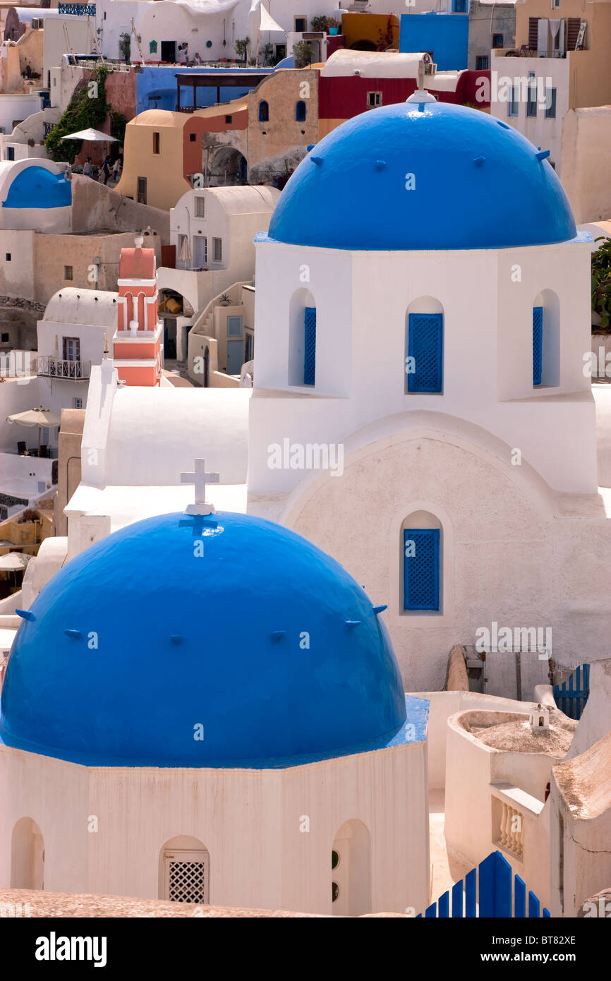 Tipica architettura con cupole della chiesa Oia Santorini Cicladi Grecia Foto Stock