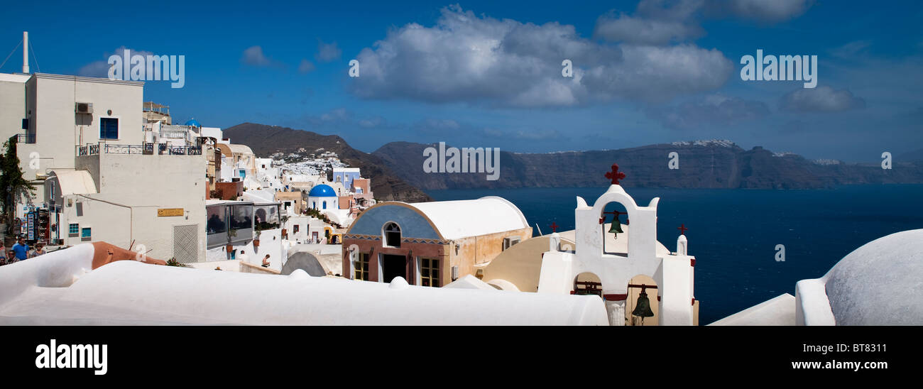 Tipica architettura e Torre Campanaria Oia Santorini Cicladi Grecia Foto Stock