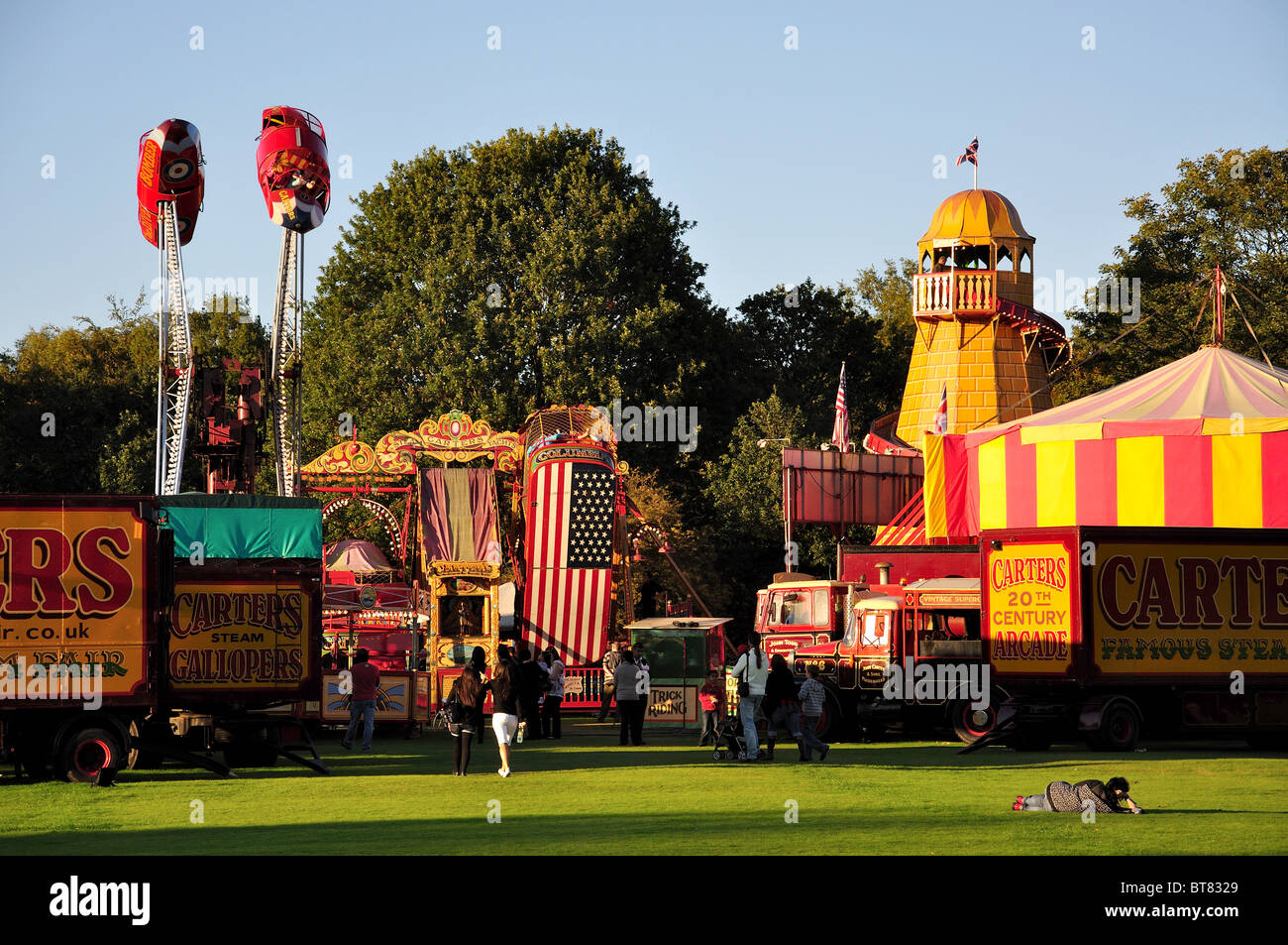 'Dive Bomber' e 'Faro' di slittamento giostre, carradori fiera del vapore, Englefield Green, Surrey, England, Regno Unito Foto Stock