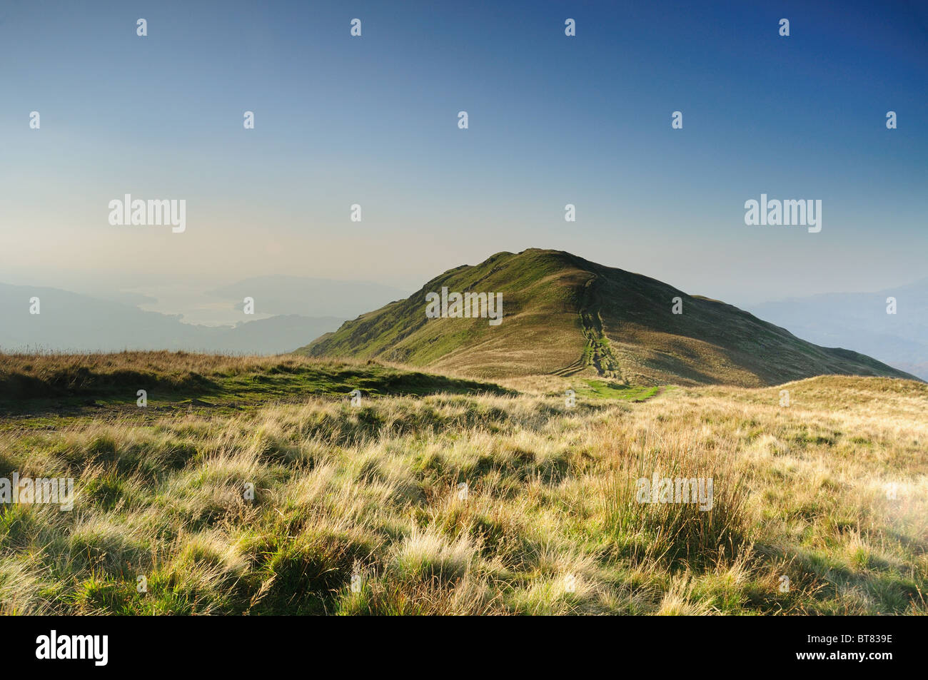 Vista verso Heron Pike e Lago di Windermere su una soleggiata giornata autunnale nel Lake District inglese Foto Stock