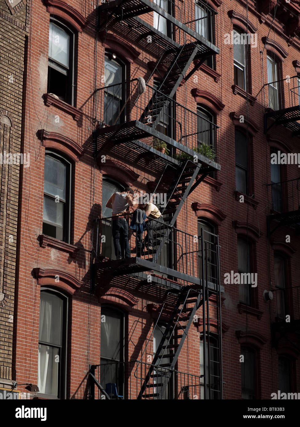 Due uomini che mostra tatuaggio al via di fuga in caso di incendi in New York City, Stati Uniti d'America Foto Stock