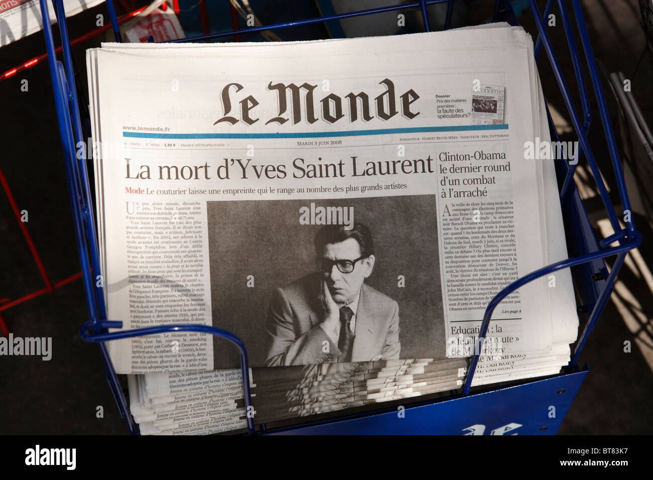 Le Monde titolo in edicola su una strada di Parigi dopo la morte del designer di moda Yves Saint Laurent: Foto Stock