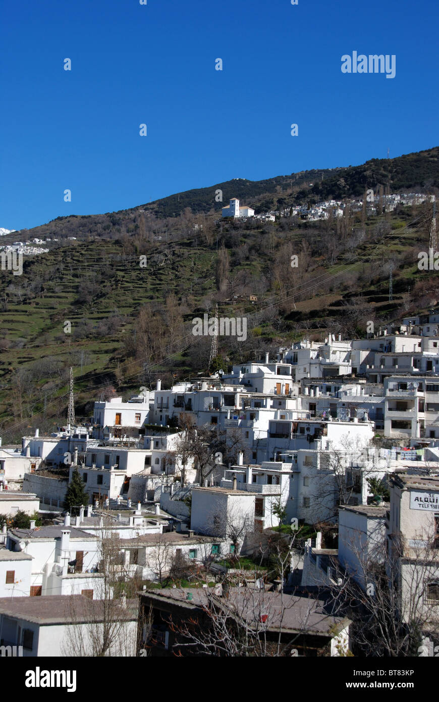 Vista sulla città, villaggio imbiancate a calce (pueblo blanco), Pampaneira, Las Alpujarras, provincia di Granada, Andalusia, l'Europa. Foto Stock