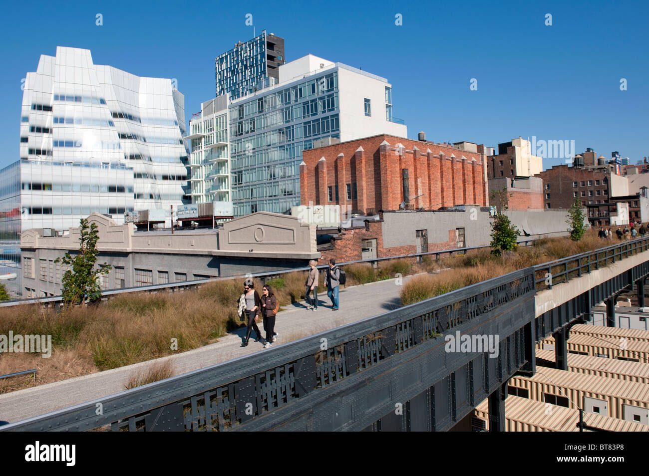 La linea alta elevata pubblico paesaggistici passerella costruita sul vecchio viadotto ferroviario in Chelsea District di Manhattan a New York City Foto Stock