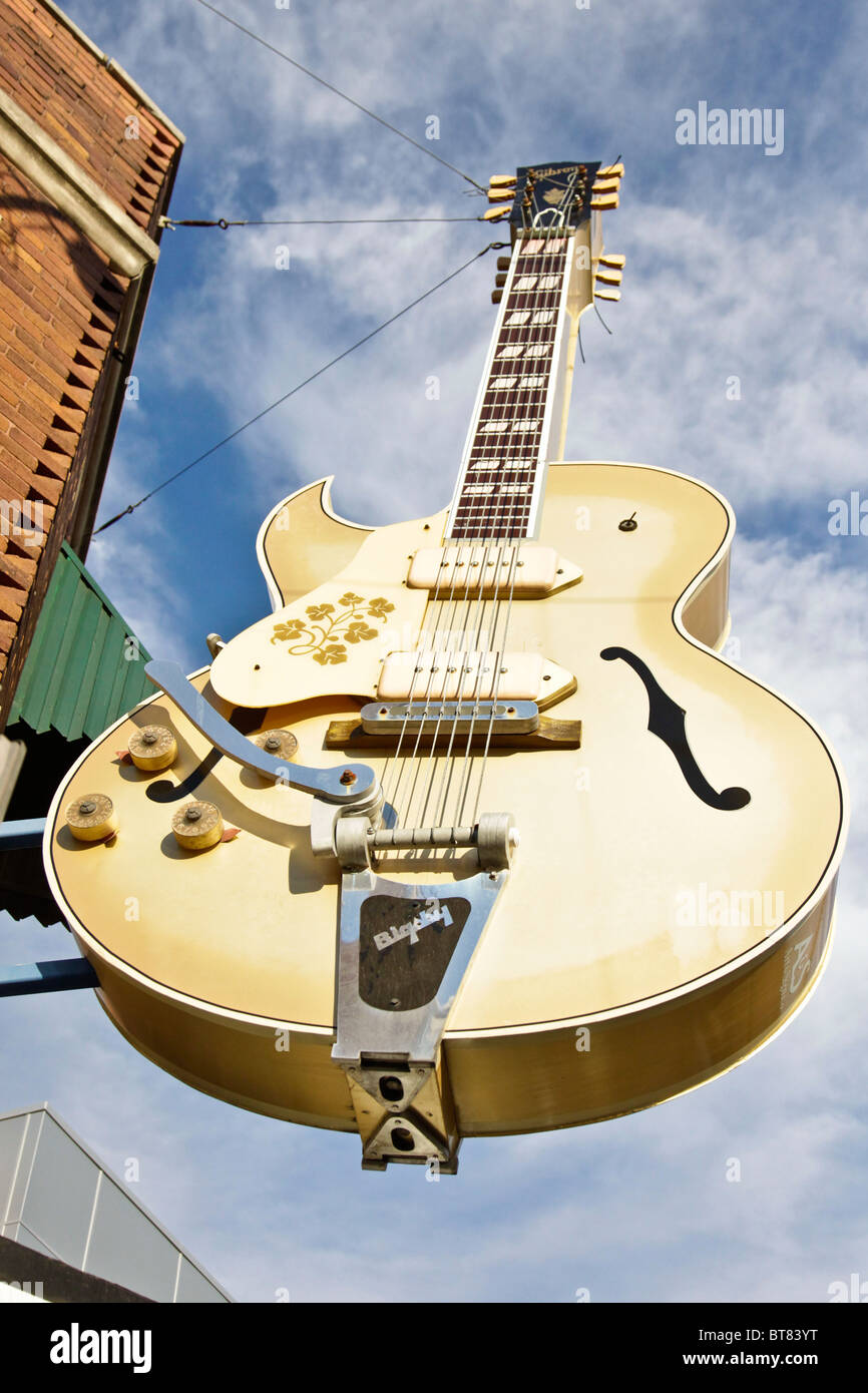 Segno nella forma di una chitarra Gibson al di fuori di Sun Studio, Memphis, Tennessee, Stati Uniti d'America Foto Stock