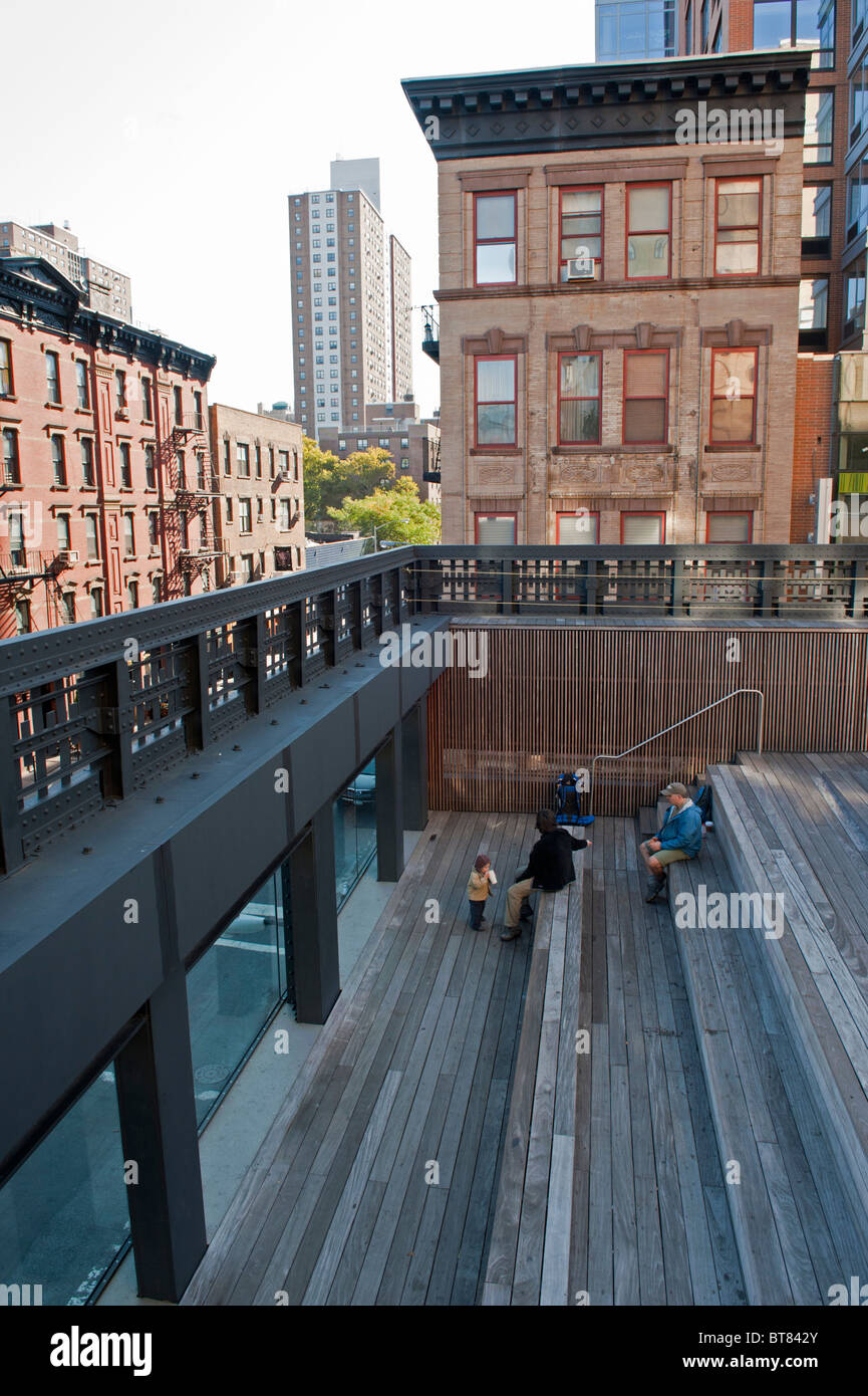 Nuova linea alta elevata pubblico paesaggistici passerella costruita sul vecchio viadotto ferroviario in Chelsea District di Manhattan a New York City Foto Stock