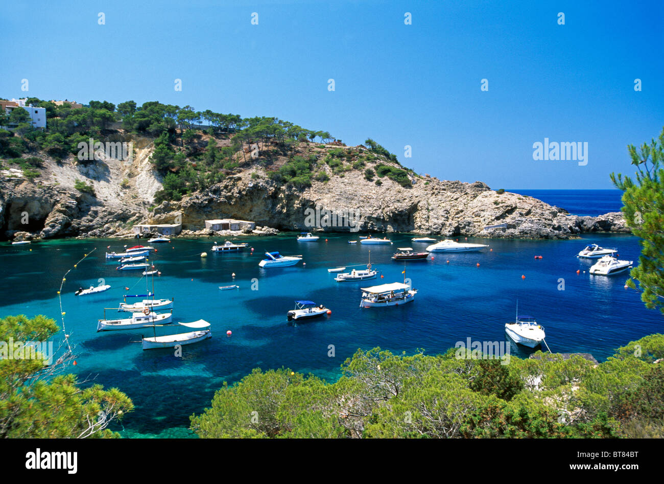Barche a vela in Cala Vadella, Ibiza, Isole Baleari, Spagna Foto Stock