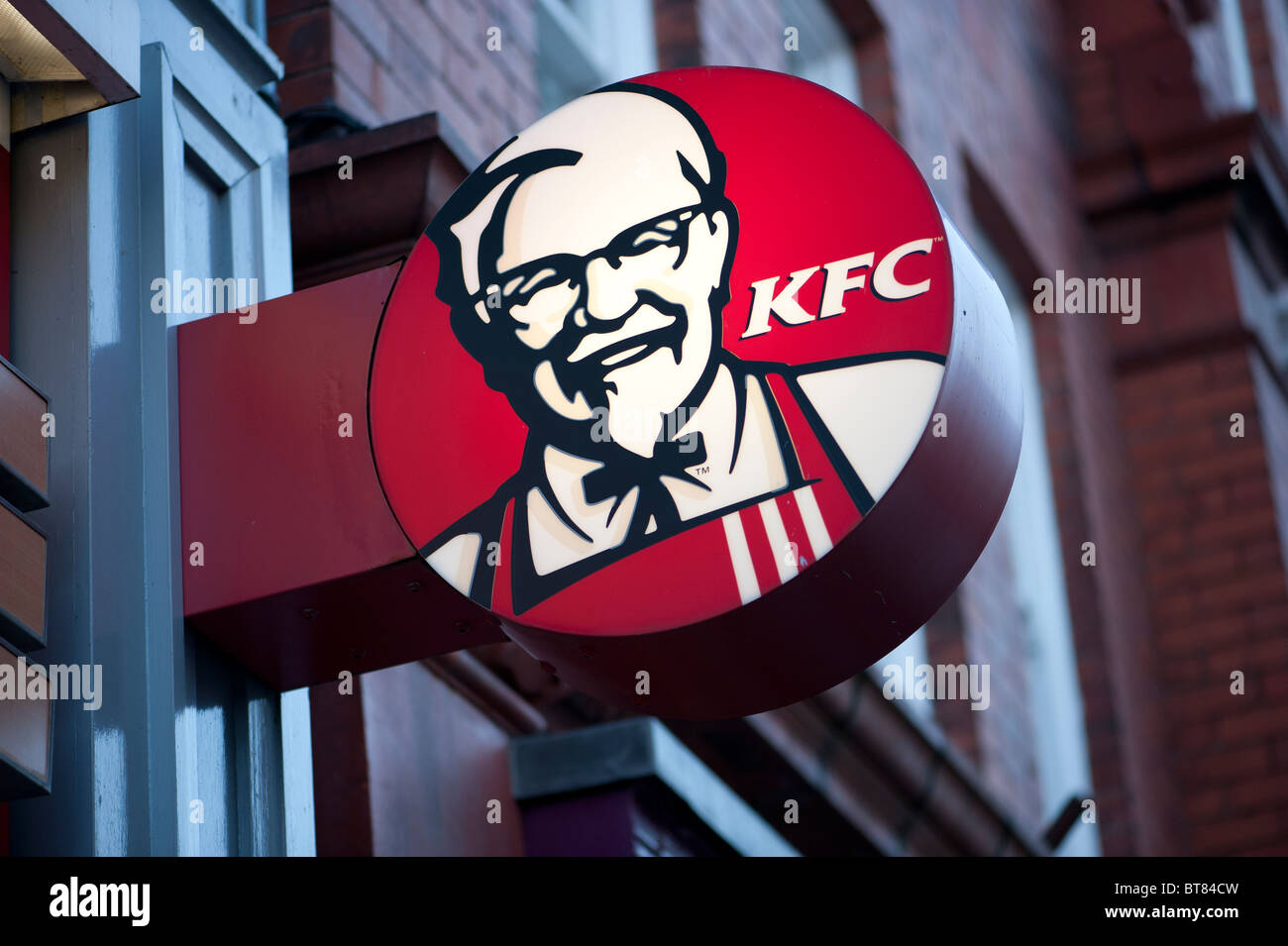 KFC Kentucky Fried Chicken illuminato il logo di segno Foto Stock