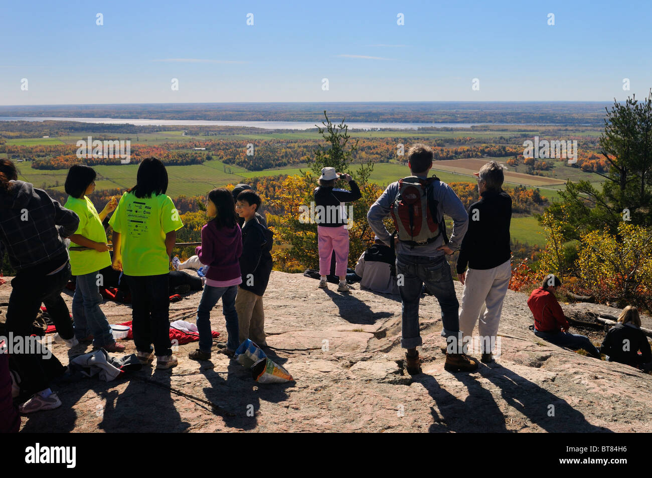 Gli escursionisti a tawadina lookout alla fine del sentiero blanchet escursione in Gatineau Park Québec Canada Foto Stock