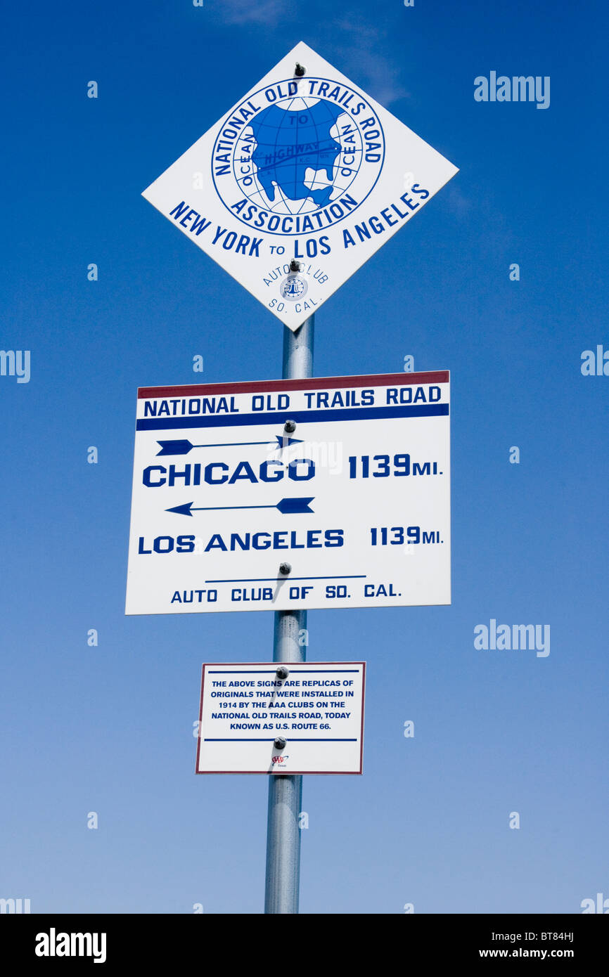 Il punto centrale della Route 66 giace a pochi centinaia di metri a nord della Interstatale 40 nella piccola città del Texas di Adrian, Texas. Foto Stock