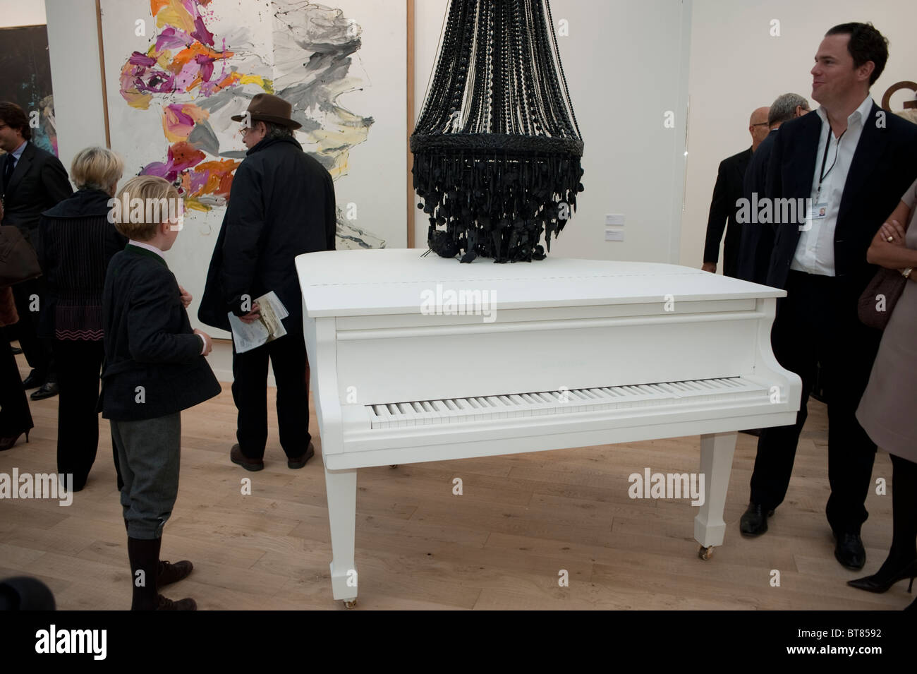 Parigi, Francia, persone che visitano l'interno, Mostra d'Arte Contemporanea, FIAC, scultura moderna, di 'Terence Koh', Chandleier e Adenosia, (pianoforte dipinto) che guarda l'arte in galleria i bambini che guardano l'arte in galleria Foto Stock