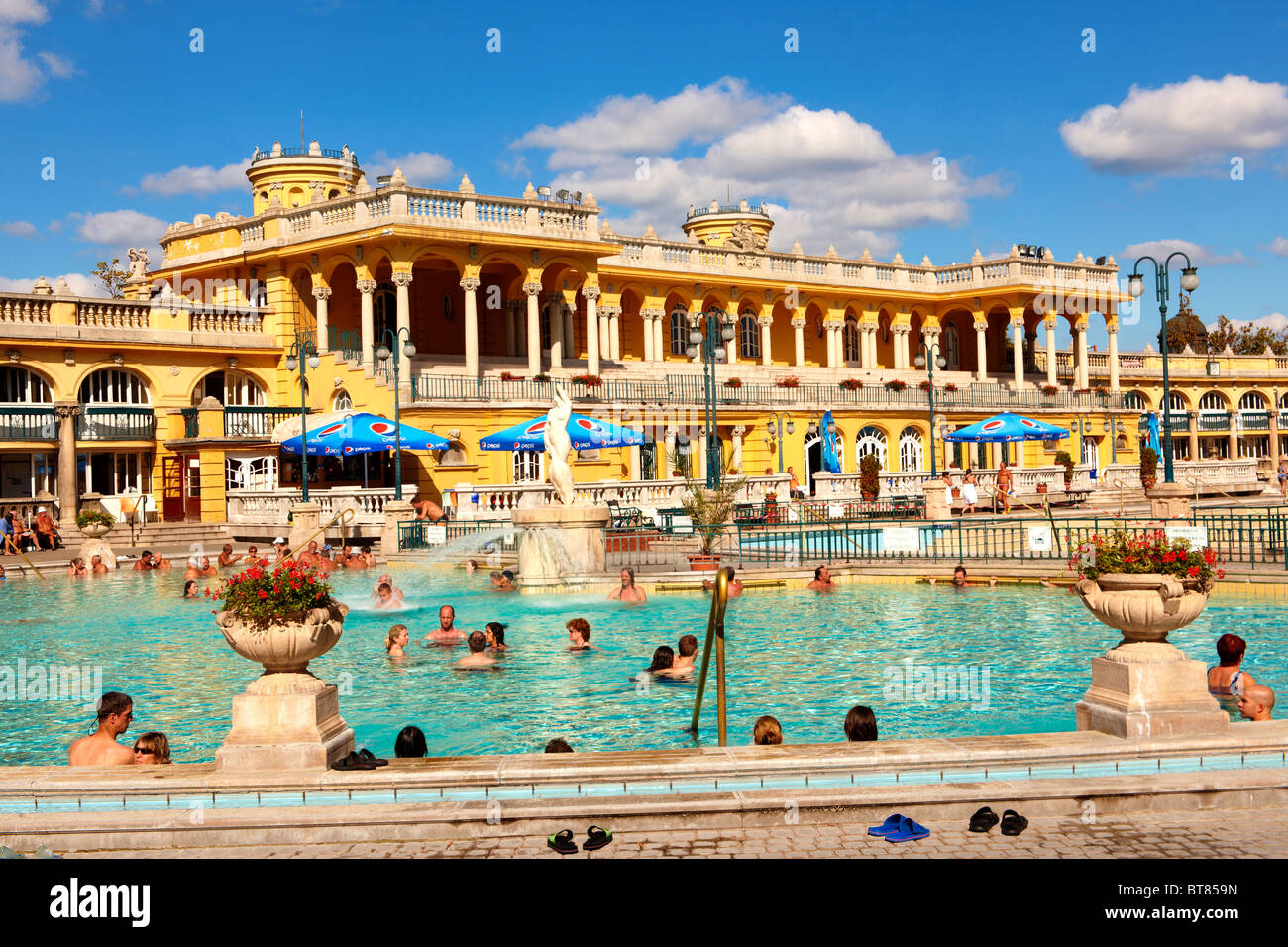 Il medicinale più grandi bagni termali in Europa. Il neo-barocco Szechenyi bagni, City Park, budapest, Ungheria Foto Stock