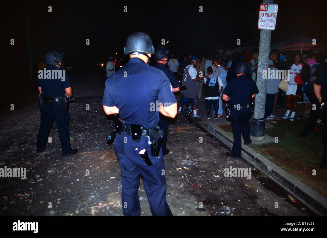 LAPD polizia antisommossa trattare un disturbo in Compton, South Central, LA Foto Stock