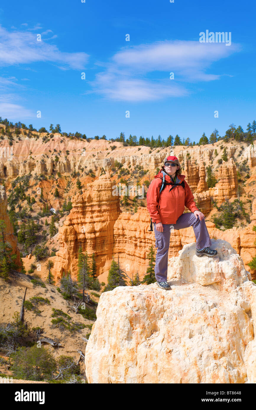 Una femmina di un escursionista che si affaccia il Bryce Canyon, Utah Foto Stock