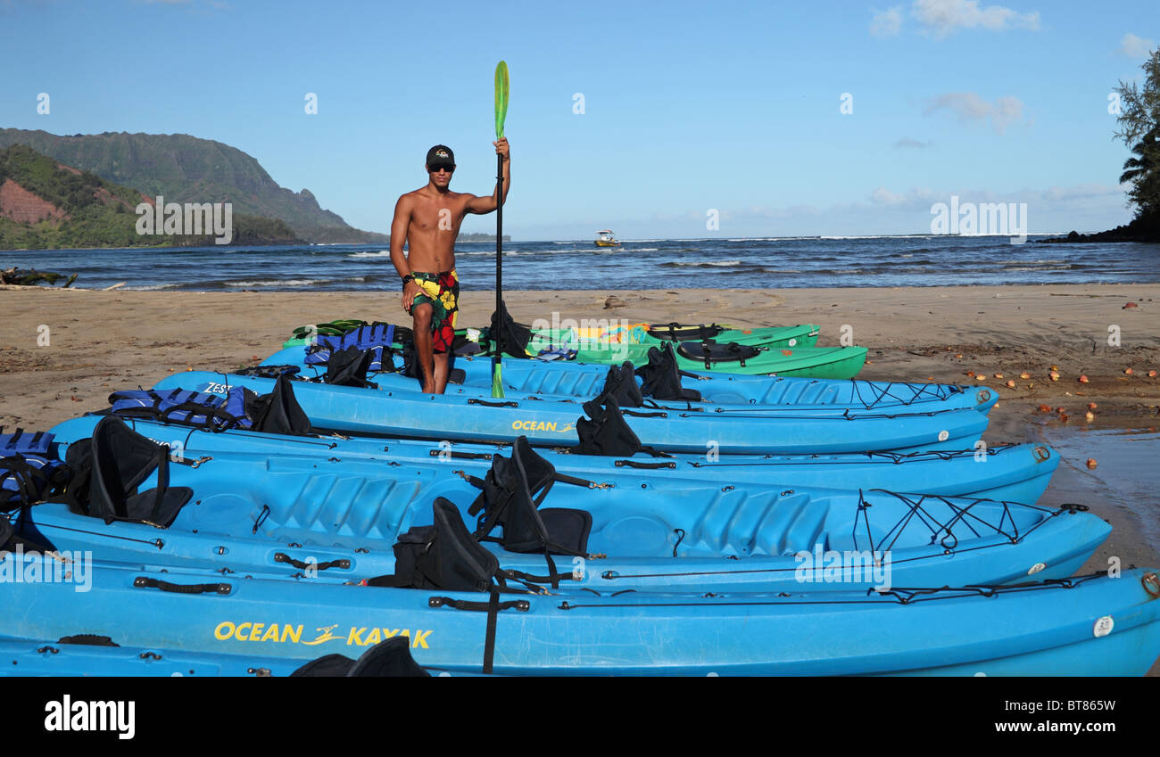 Guida di kayak da kayak spiaggiata alla Baia di Hanalei Foto Stock