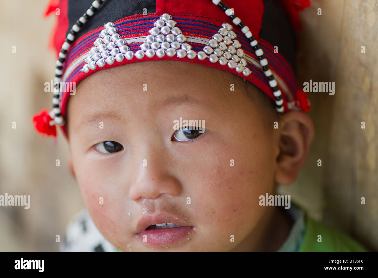 Close-up di un rosso giovane minoranza Dzao ragazzo che indossa un cappello tradizionale Foto Stock