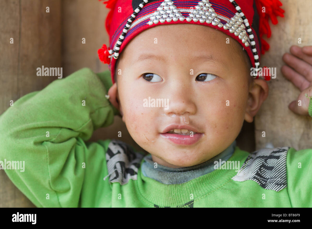 Close-up di un rosso giovane minoranza Dzao ragazzo che indossa un cappello tradizionale Foto Stock