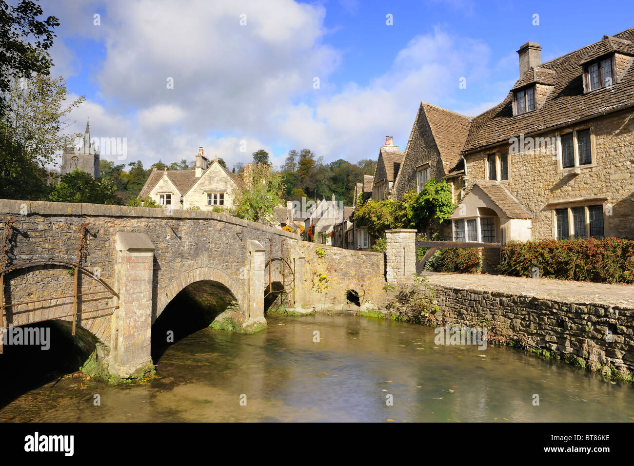 Castle Combe - Water Street dal torrente. Foto Stock