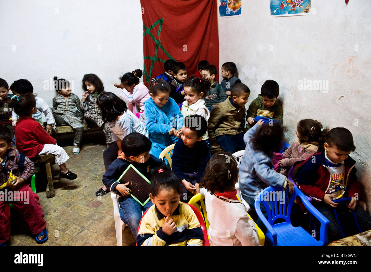 Scuola marocchina i bambini nella loro piccola scuola di Fès. Foto Stock