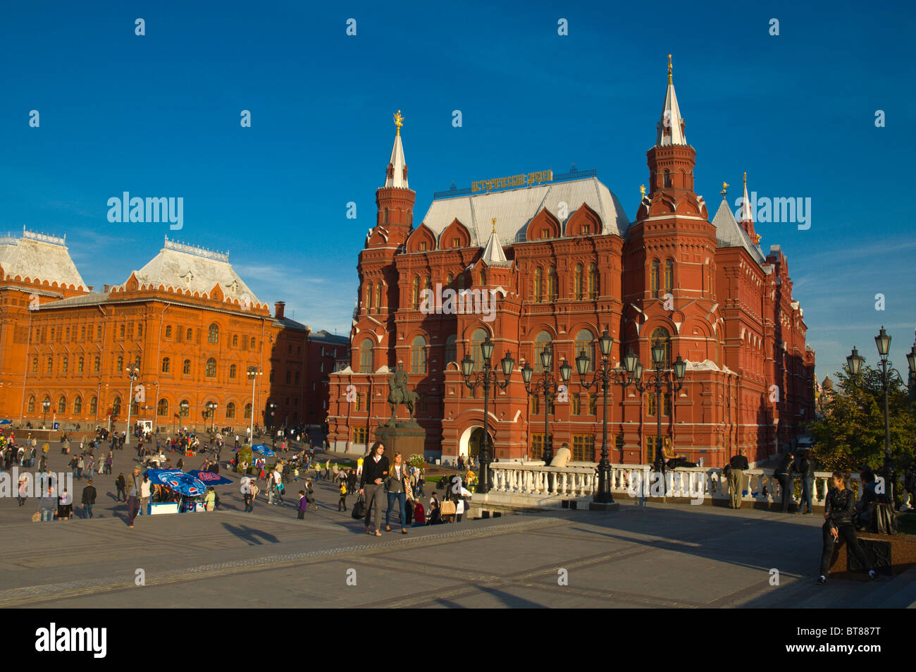 Ploshchad Manezhnaya (manege) quadrato accanto alla centrale del Cremlino di Mosca Russia Europa Foto Stock