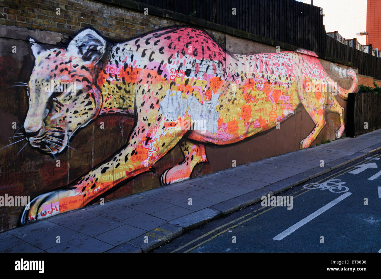 Leopard street murale, Regents Park Road, Londra, Inghilterra, Regno Unito Foto Stock