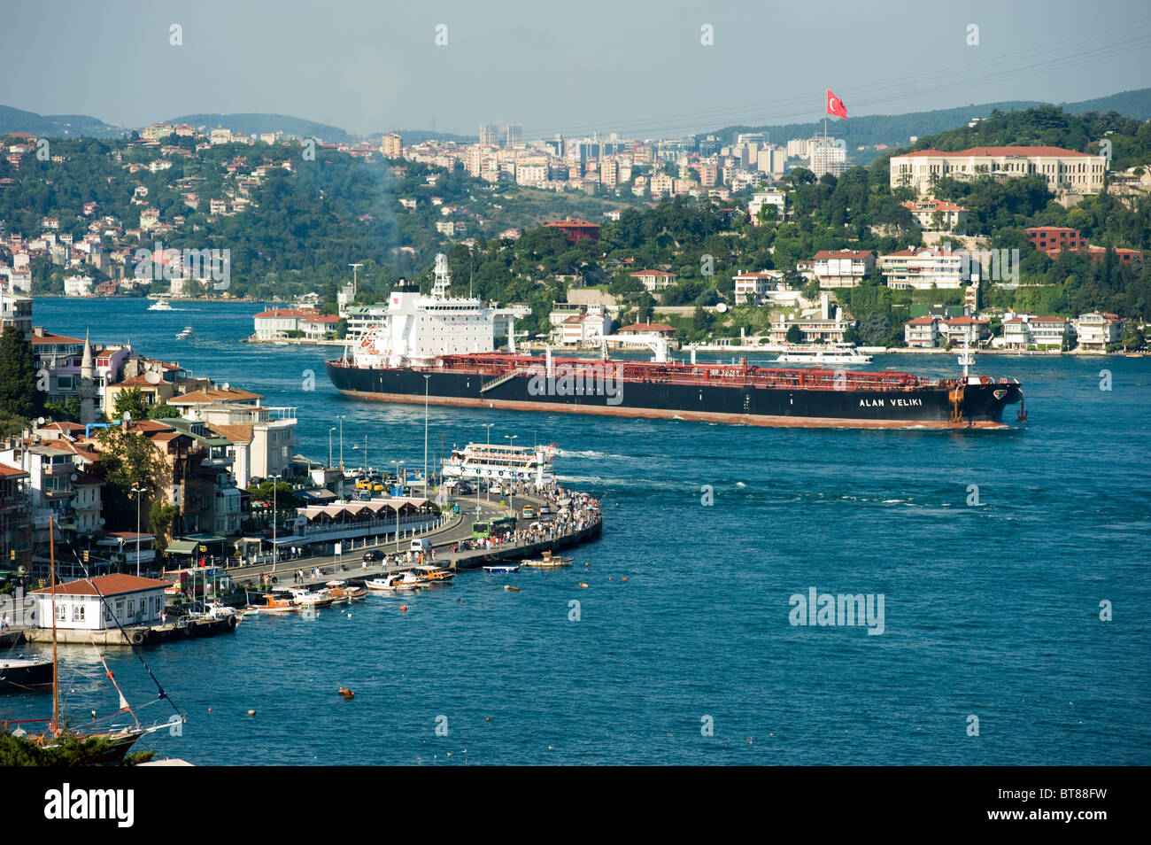 Petroliera attraversando lo Stretto di Bosforo Istanbul Turchia Foto Stock