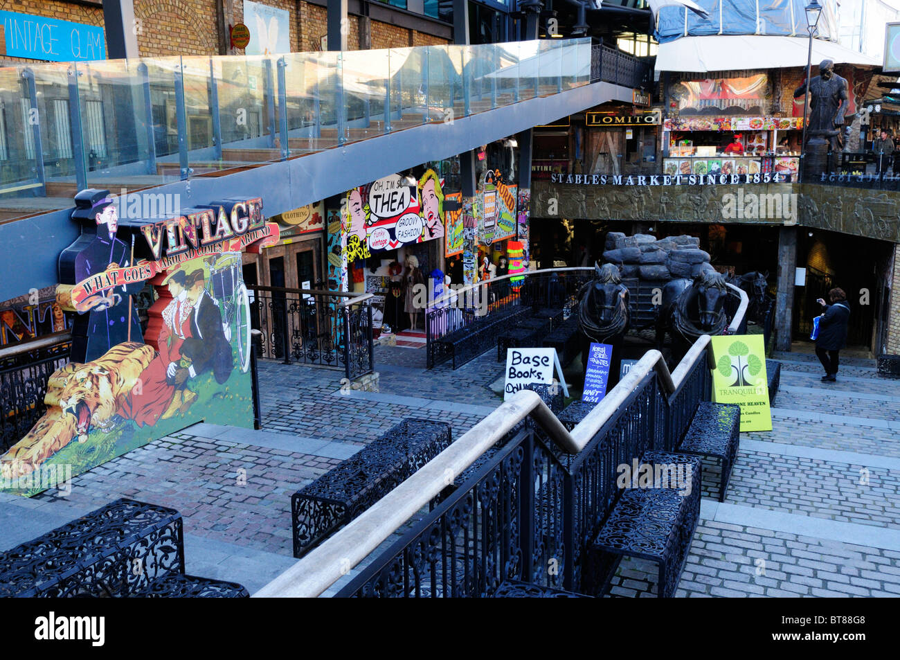 Il maneggio del mercato. Camden Town, Londra, Inghilterra, Regno Unito Foto Stock
