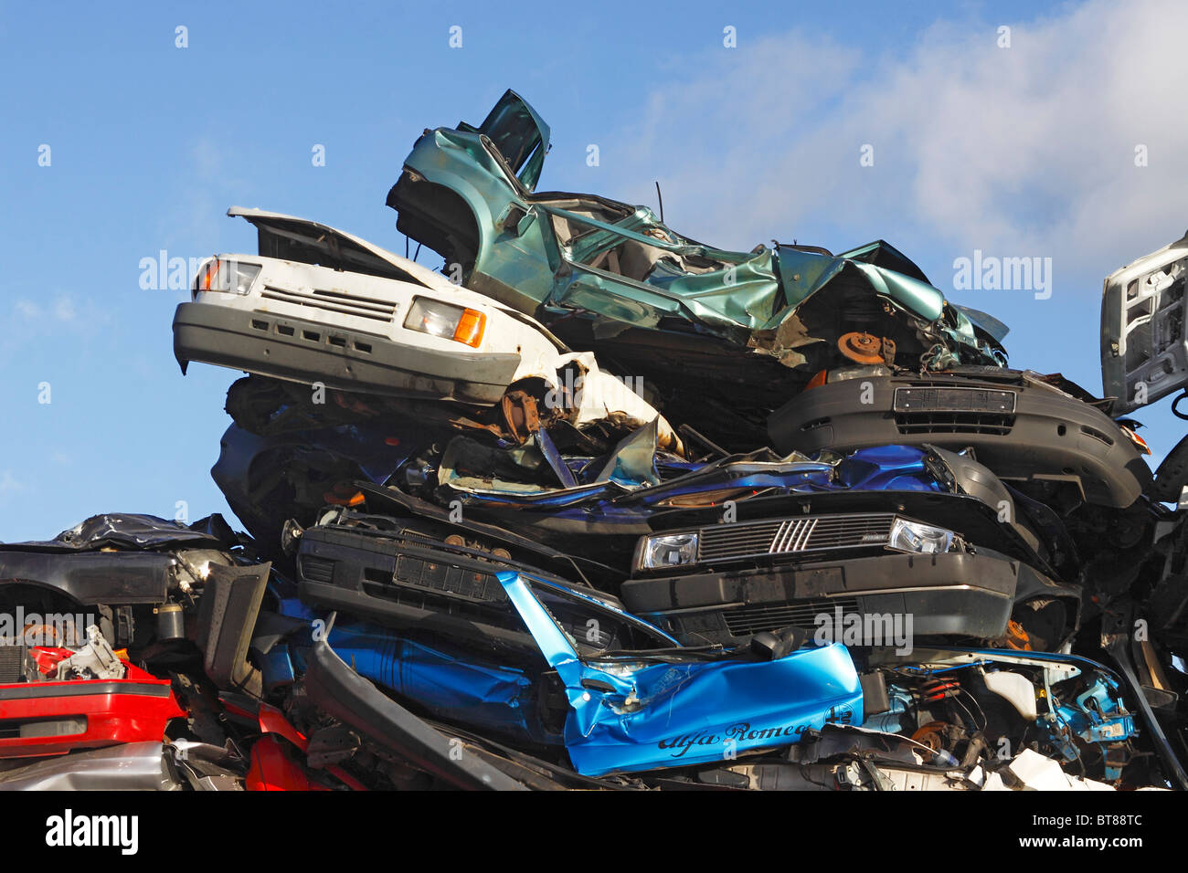Premuto auto, rottamazione premium, su vetture a junkyard, vecchie auto, auto disastrate, rottami di metallo, Germania Foto Stock