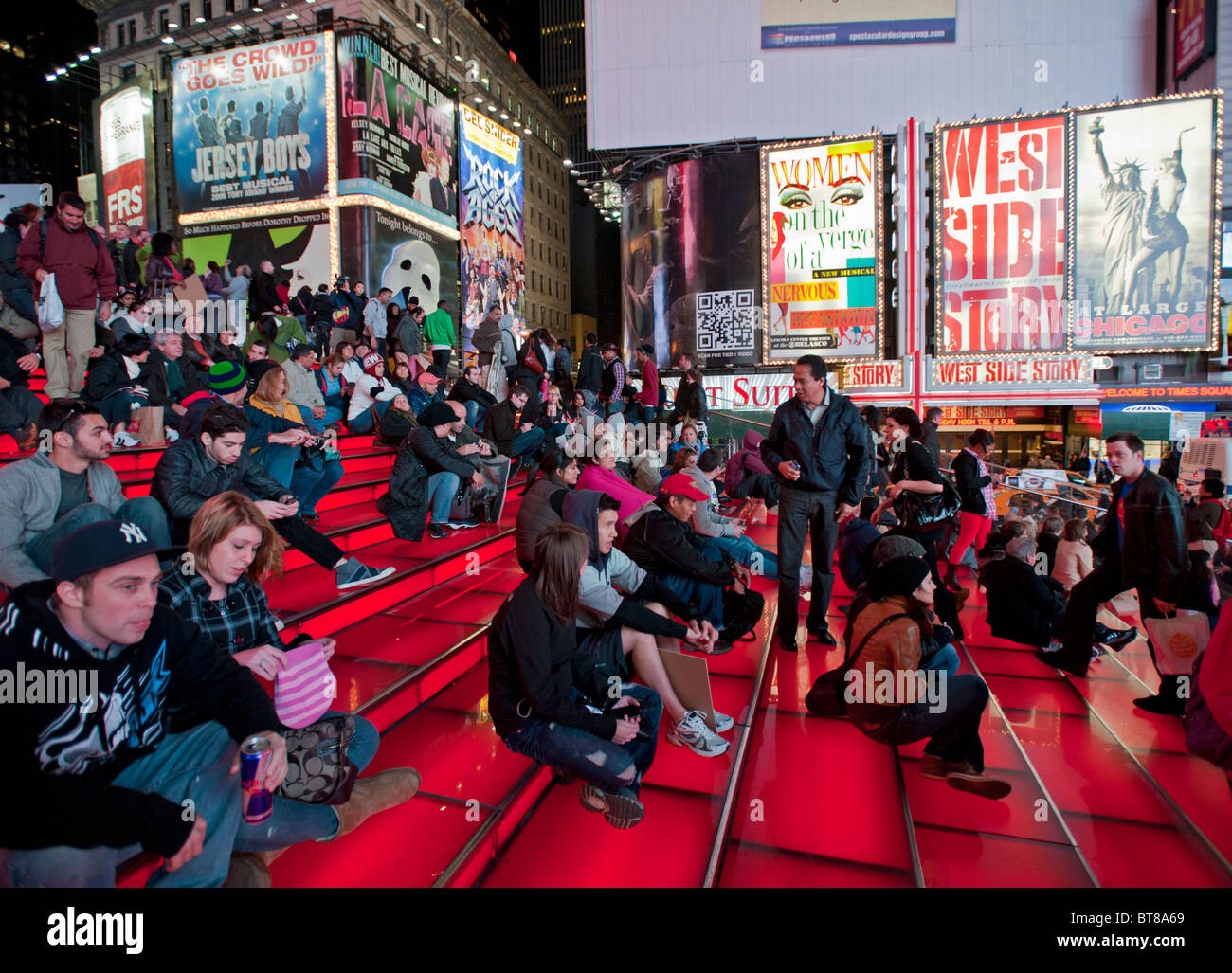 Vista notturna di Times Square a Broadway in Manhattan New York City USA Foto Stock