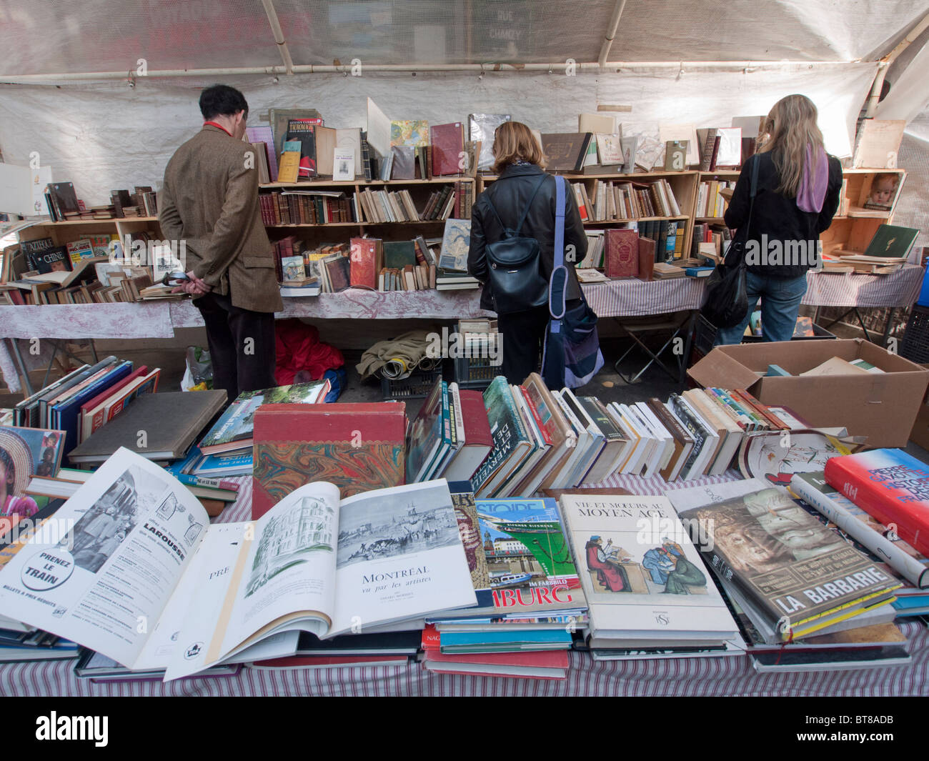 Di seconda mano edicola a outdoor weekend mercatino di antiquariato su strade di Parigi Francia Foto Stock